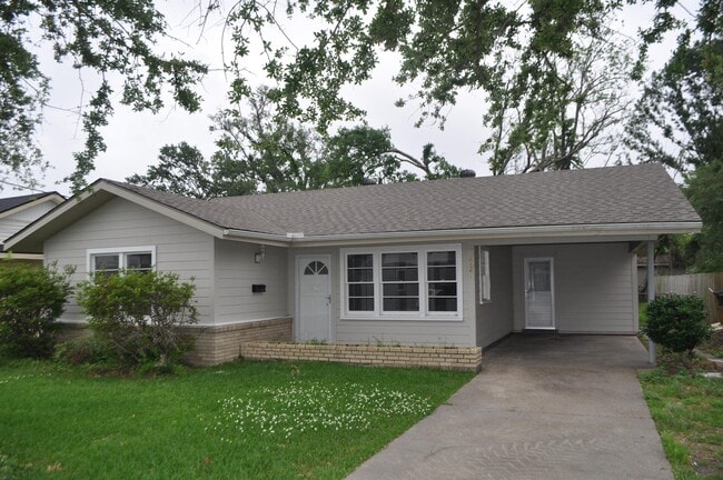 Building Photo - 3921 Creole St