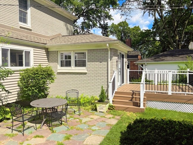 Photo - 906 Putney St