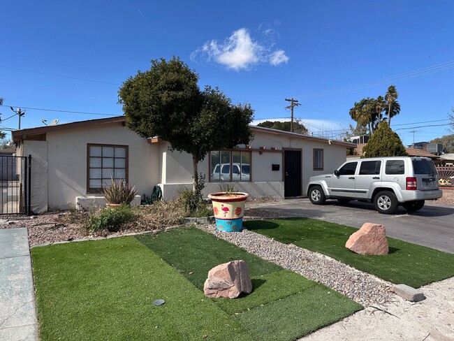 2 BED 2 BATH WITH A HUGE BACKYARD IN THE H... - 2 BED 2 BATH WITH A HUGE BACKYARD IN THE H... Casa