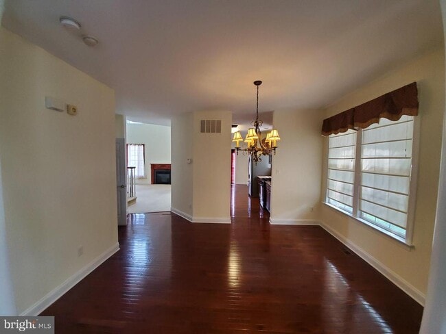 Building Photo - 102 Burnet Crescent Rental