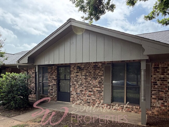 Building Photo - 3 bedroom 2 bath in an excellent neighborhood Unit A