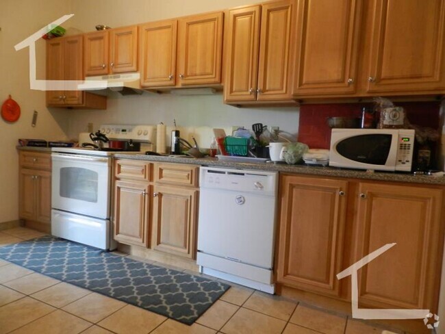 Building Photo - 4 Bed 2 Bath available 6/1 Rental