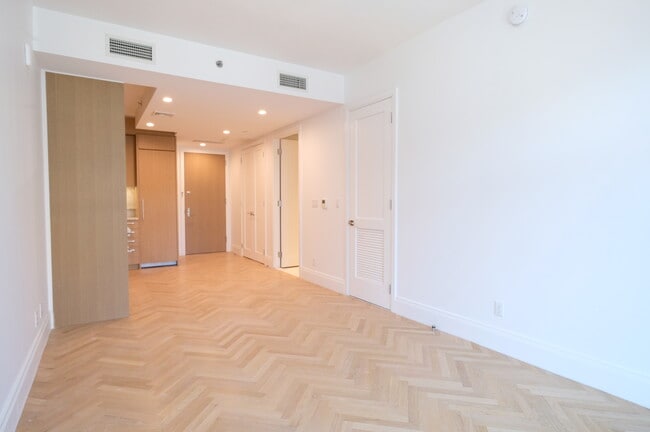 Photo - 300 W 122nd St