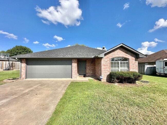 Building Photo - Discover the charm of this 3 bed 2 bath ex... Rental
