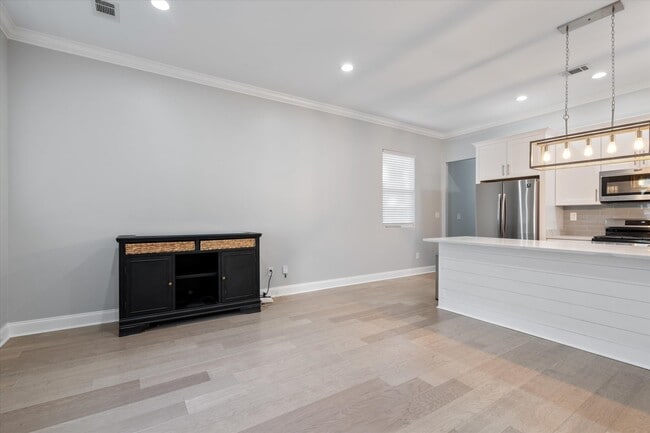 Photo - 385 Williford St