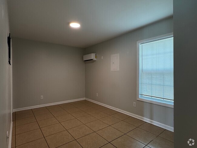 Building Photo - 905 Riverside Dr Rental