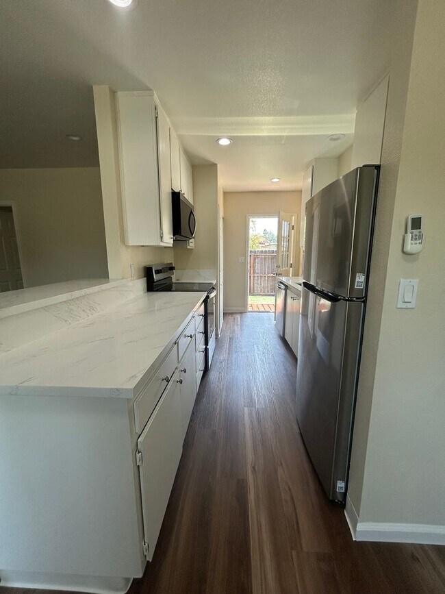 Photo - 1086-1086 Dutton Ave Unidad 1084 Dutton Avenue
