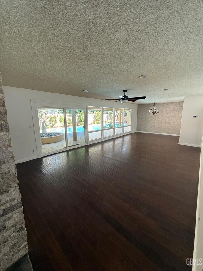 Photo - 400 Fairway Dr