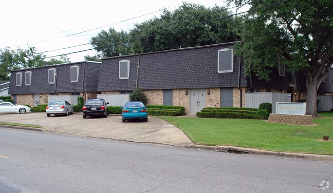 Photo - Chateau 1000 Apartments