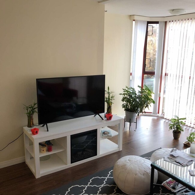 Photo - 811 Helmcken St