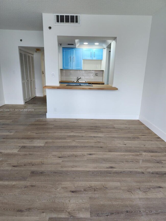 Photo - 520 Brickell Key Dr Unidad A1517