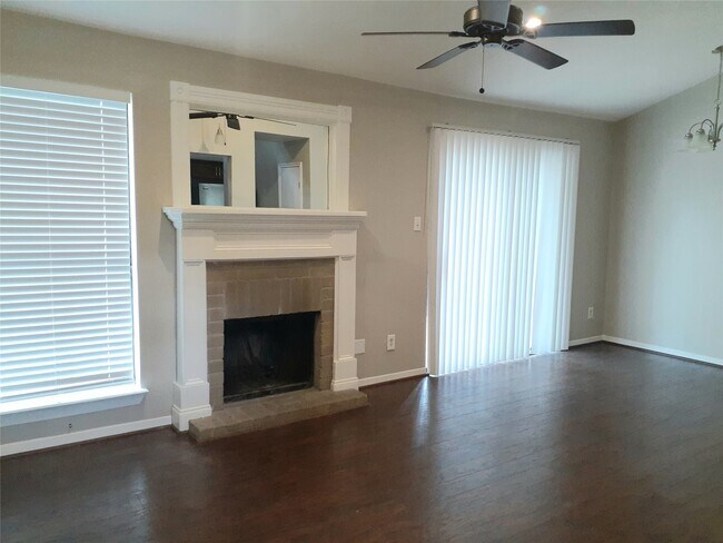 Building Photo - 3500 Tangle Brush Dr Unit 24