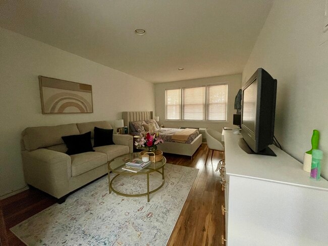 Building Photo - 215 W Broadway Unit M2