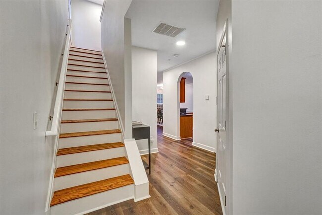 Photo - 702 Surrey Park Pl SE