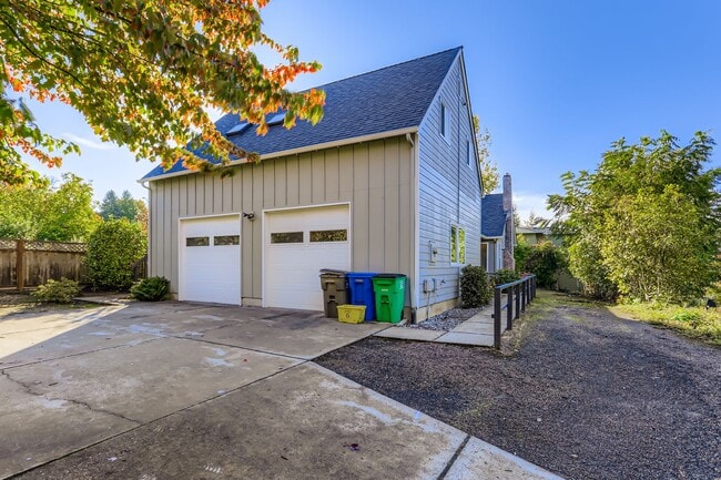 Building Photo - 6218 SW Garden Home Rd Unit Upstairs