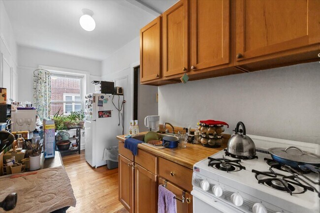 Photo - 658 W Oakdale Ave Condo