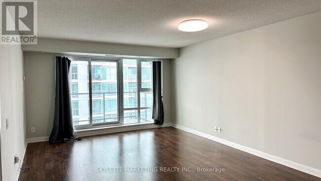 Photo - 25 Town Centre Court Unité LPH3506