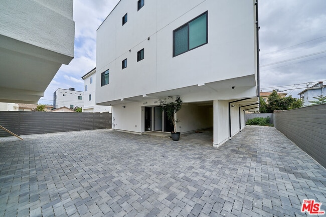 Photo - 603 W 41st Pl