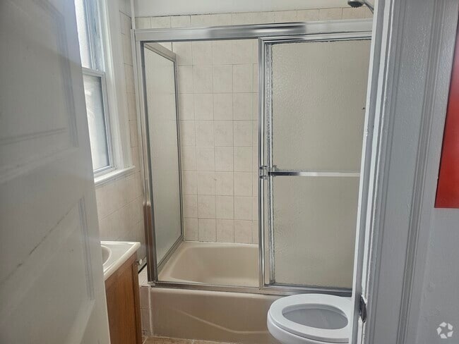 Building Photo - 21 E 4th St Rental