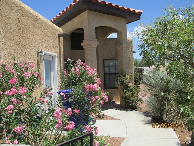 Building Photo - Beautiful 3 Bedroom, 2 Bathroom, Available... Rental