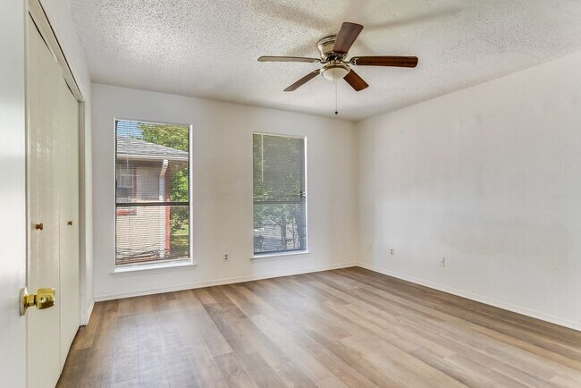 Photo - 10821 Roger Dr