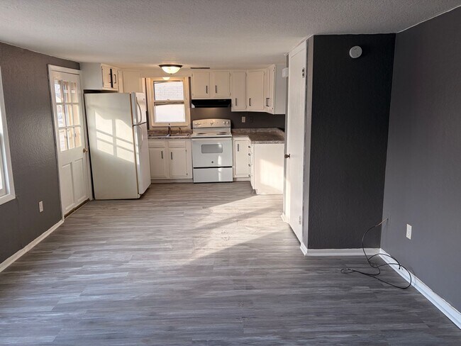 Photo - 104 W Bennett St