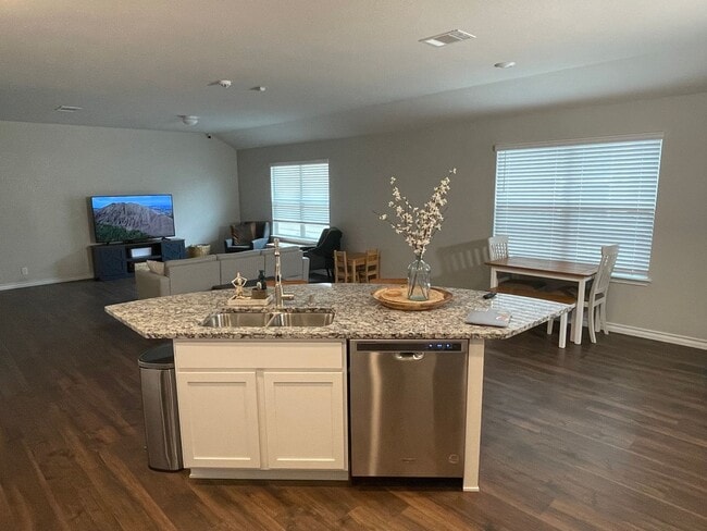 Photo - 129 Garden Emerald