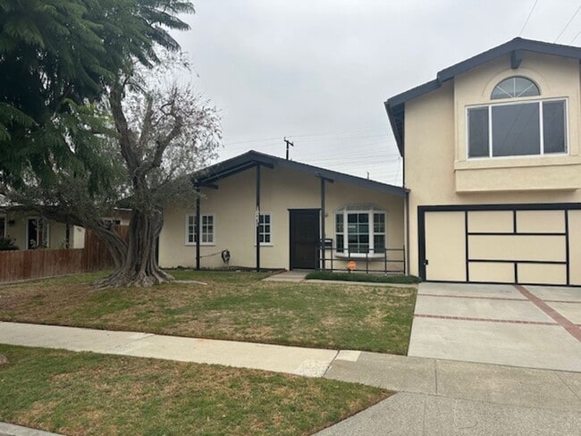 Building Photo - Remodeled 3 Bedroom 2 Bath 2 Story Home