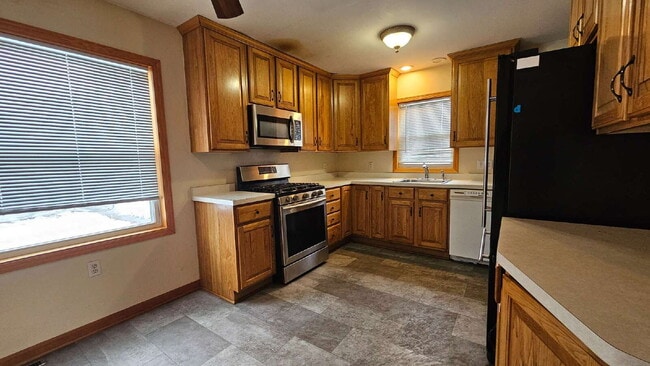 Photo - "Excellent 3-Bedroom Townhouse Retreat in St. Louis Park - 1359 Sq Ft of Comfort!"