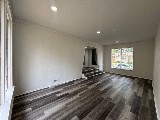 Photo - 655 S Hillside St Unidad A