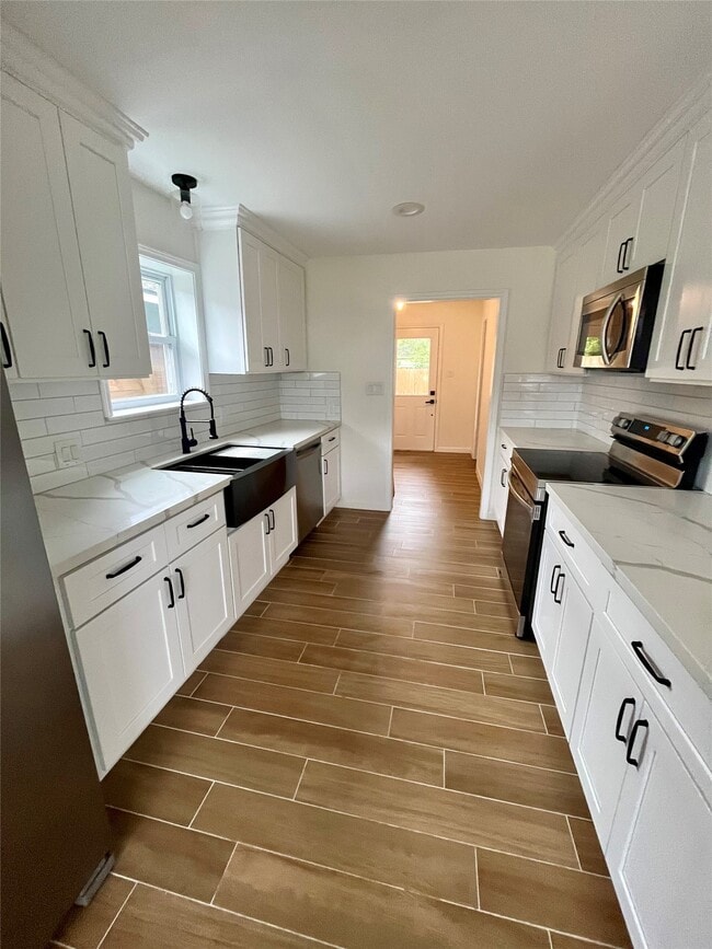 Photo - 302 Moody St