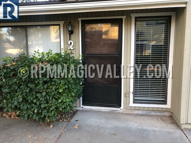 Photo - 747 Meadows Dr