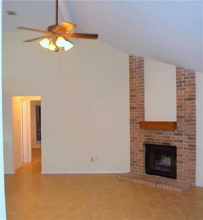 Photo - 16819 Village Oak Loop