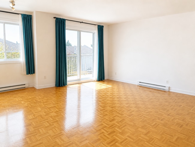 Building Photo - 4290 Boul Des Sources Unit 201