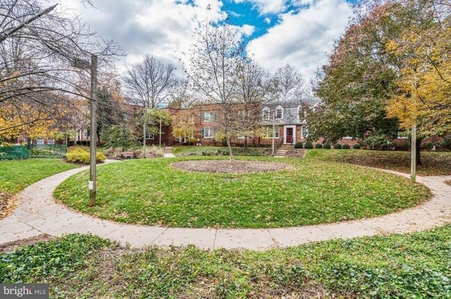 Building Photo - 1736 N Rhodes St Unit 293