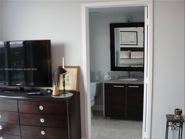 Photo - 185 SW 7th St Unidad 1802