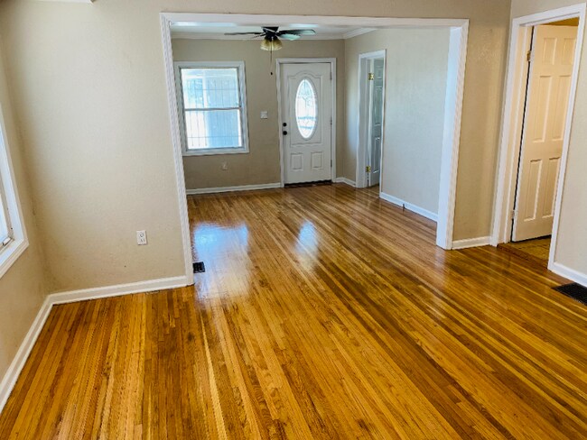 Photo - 2632 E 9th St