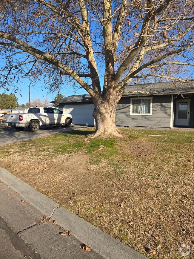 Building Photo - Beautiful Hermiston Home