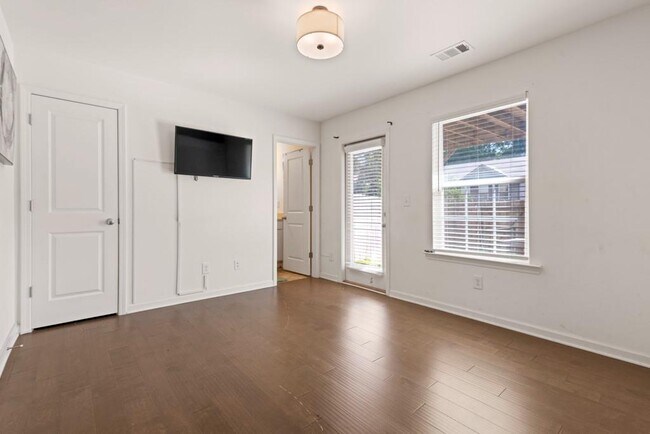 Photo - 940 Society Cir
