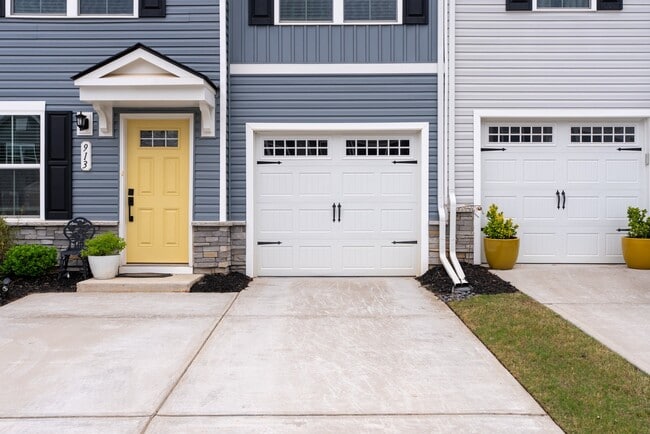 Photo - 913 Leyburn Ln