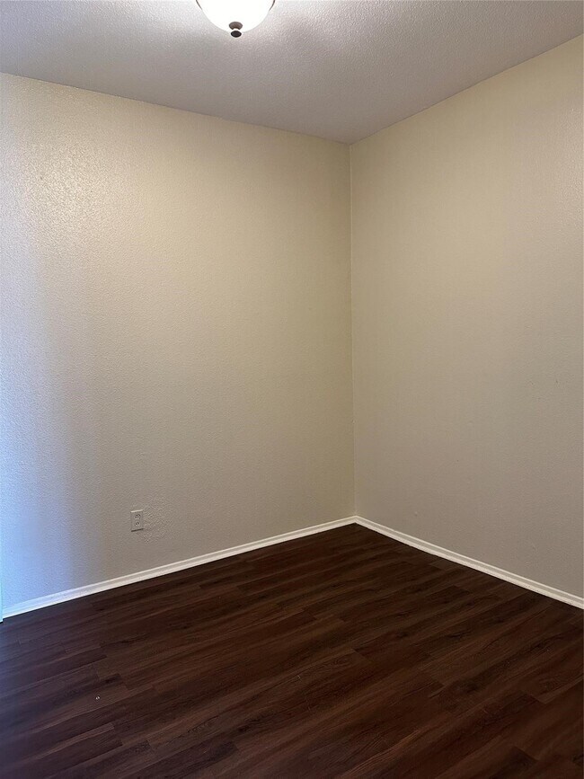 Building Photo - 9009 Richmond Ave. Unit 110