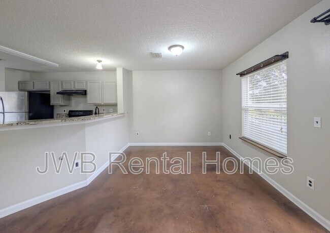 Photo - 1635 Vineland Cir