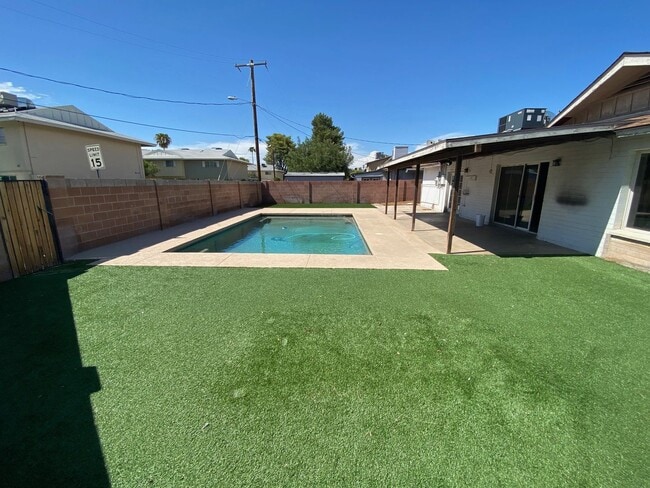 Photo - 5 Bedroom 3 Bath home close to ASU - POOL AND TURF BACKYARD