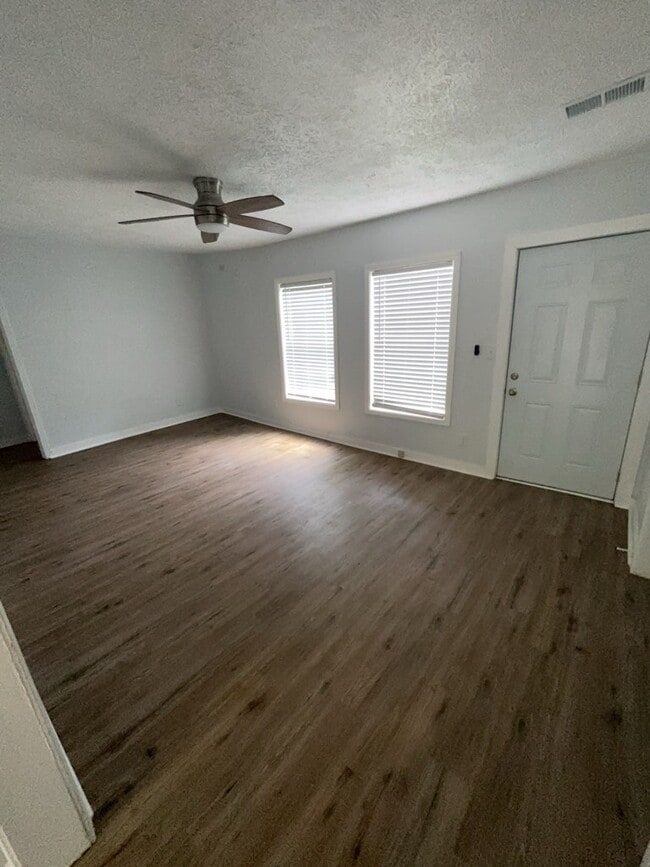 Photo - 805 Dorgan St