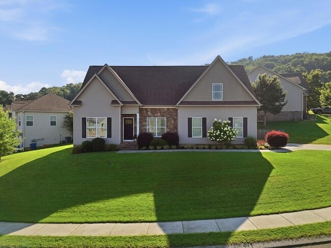 Photo - 723 Windrush Loop