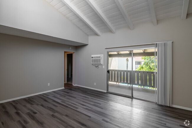 2BR, 1BA - 960SF