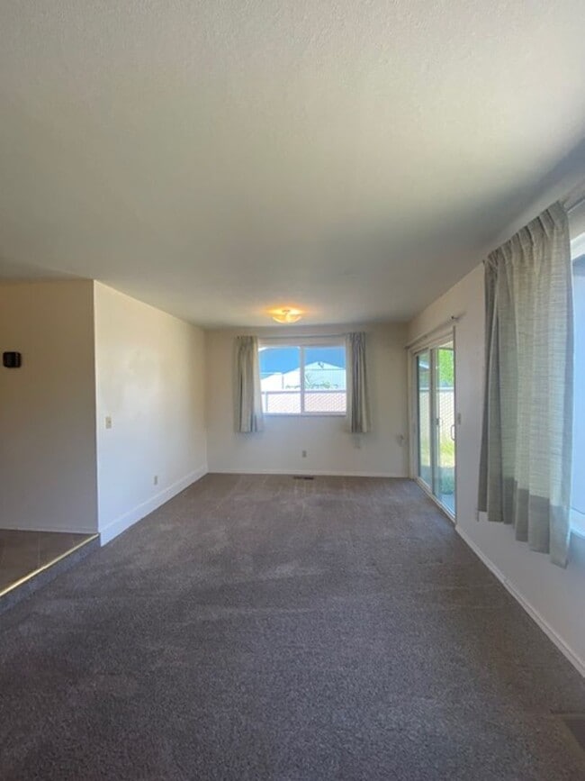 Photo - Charming 2 Bedroom Duplex With Fenced Yard In Quiet Neighborhood!