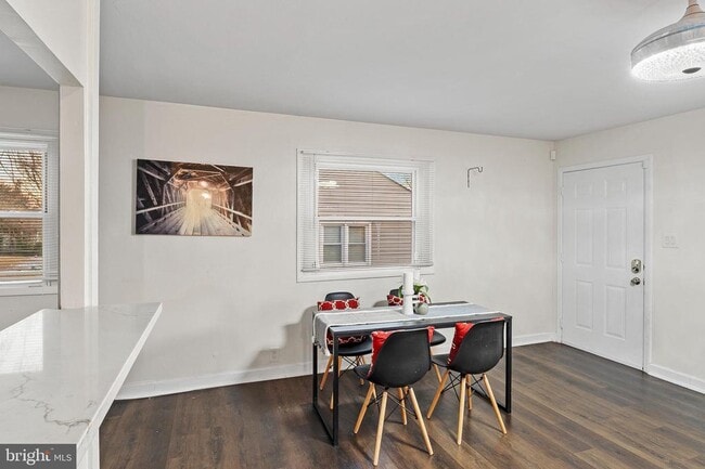 Photo - 903 Montrose Ave