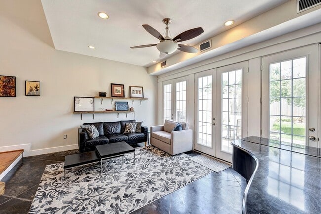 Photo - 511 W 22nd St