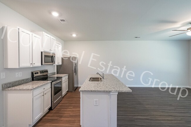 Photo - Beautiful 3-Bedroom Townhome with Modern Finishes & Prime Location!